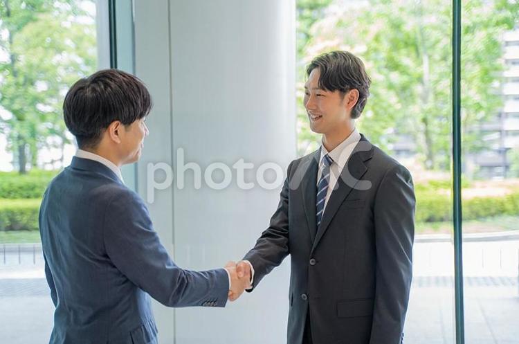 握手をするビジネスマン 握手,ビジネス,男性の写真素材