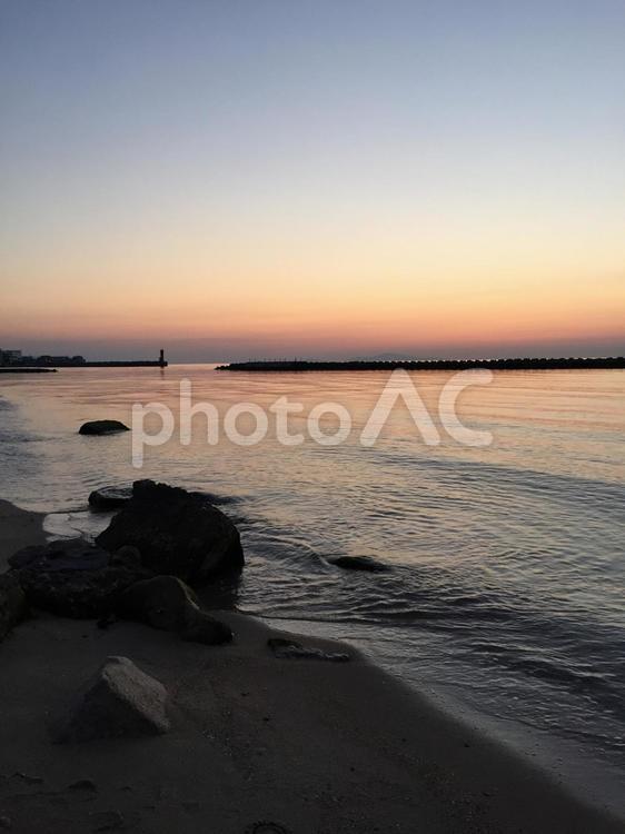 夕暮れの海 夕暮れ,海,石の写真素材