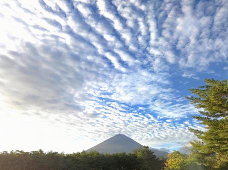 富士山と雲景色 富士山,山梨県,山梨の写真素材