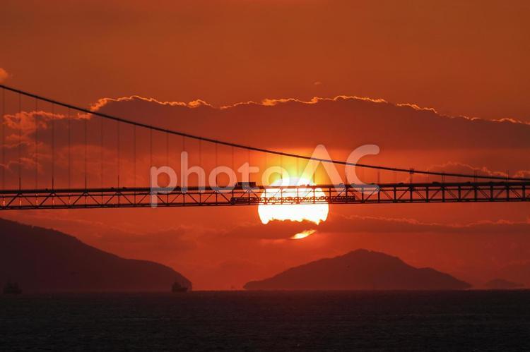 マリンライナーと夕陽が重なる瞬間 マリンライナー,夕日,夕焼けの写真素材