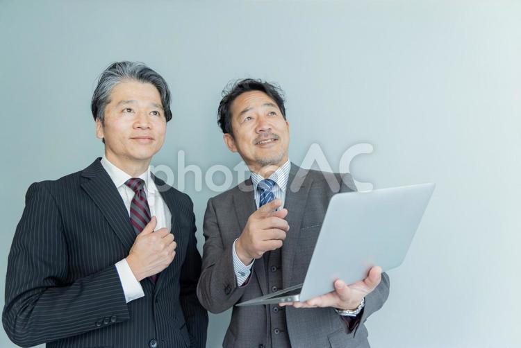 見上げるミドルエイジビジネスパーソン 男性,見上げる,ビジネスマンの写真素材