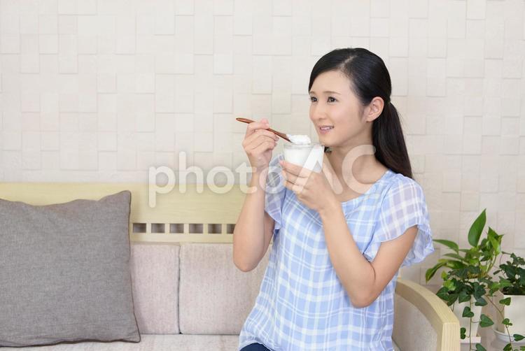 ヨーグルトを食べる女性 女性,女,笑顔の写真素材