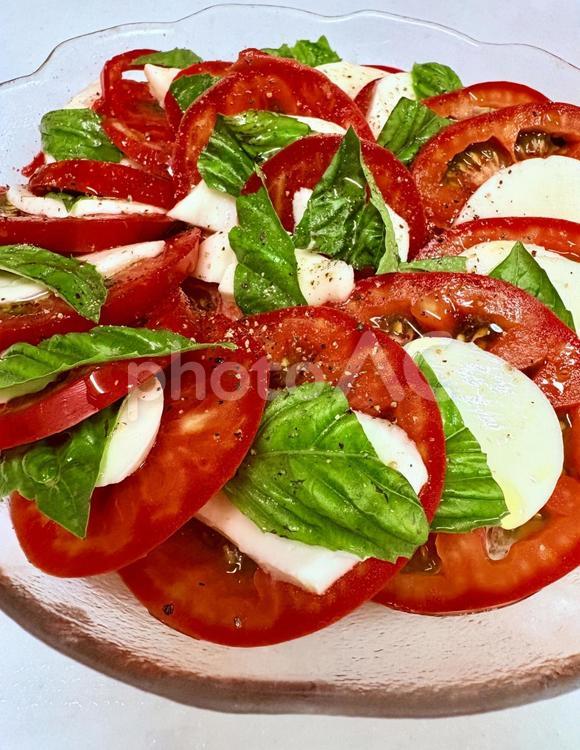 トマトのカプレーゼ② トマト,モッツァレラチーズ,バジルの写真素材