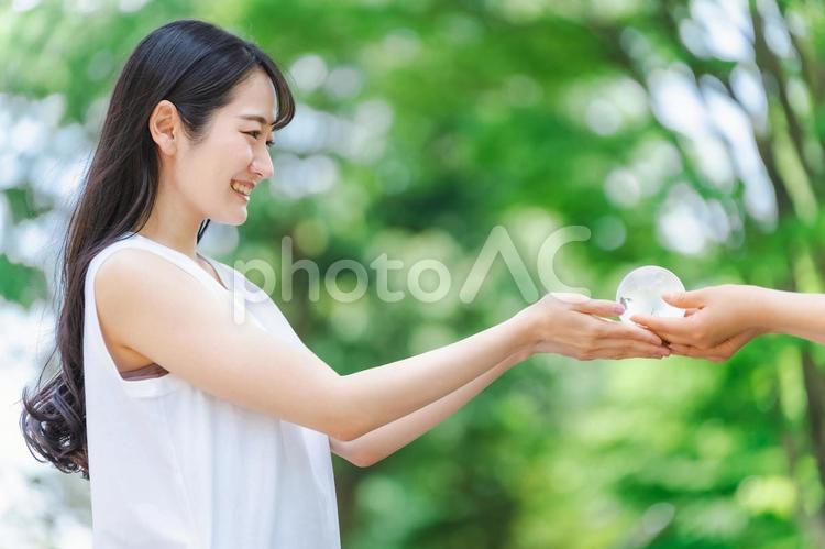 地球儀を持つ女性の横顔（SDGs） 地球儀,女性,持つの写真素材