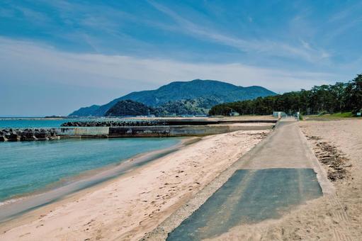 青い空と海、防波堤が続く夏の海岸 青い空と海、防波堤が続く夏の海岸 夏,海,ビーチの写真素材