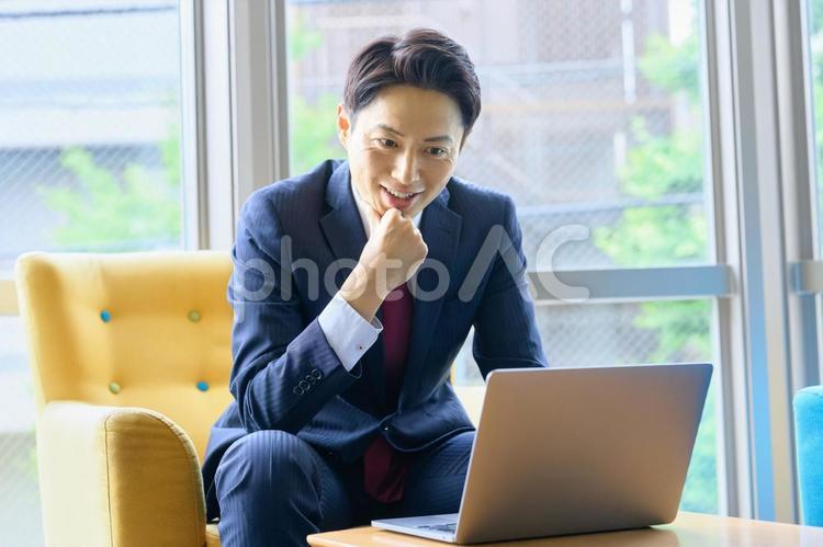 ビジネスマン　商談　打ち合わせ　パソコン ビジネスマン,ノートパソコン,リモートの写真素材