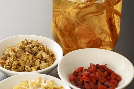 高麗人参の薬用酒と薬膳の食材 薬膳,漢方,和漢の写真素材