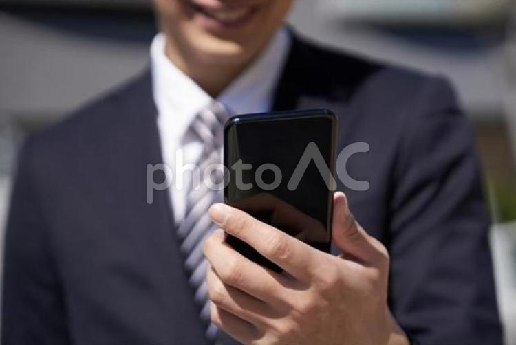 スマートフォンを操作するビジネスマン ビジネスマン,スマホ,男性の写真素材