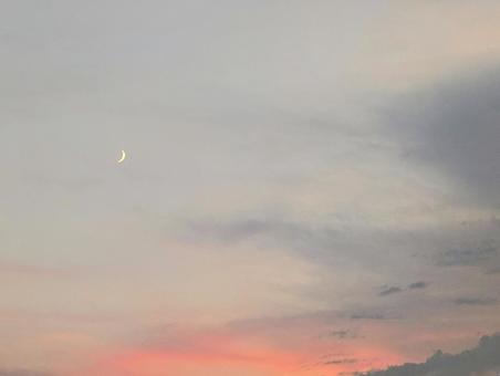 夕暮れの空に浮かぶ三日月 夕暮れの空に浮かぶ三日月の写真