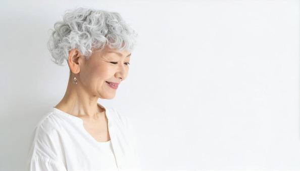 うつむいている日本人シニア女性 うつむいている日本人シニア女性の写真