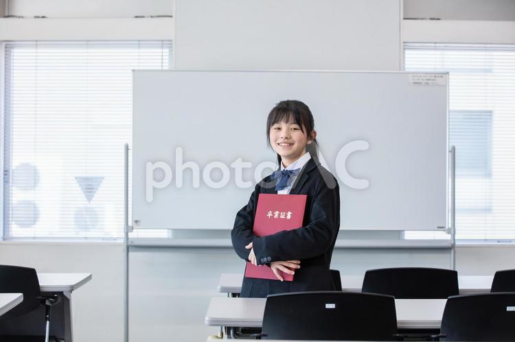 卒業証書を持った笑顔の学生 卒業証書,学生,卒業の写真素材