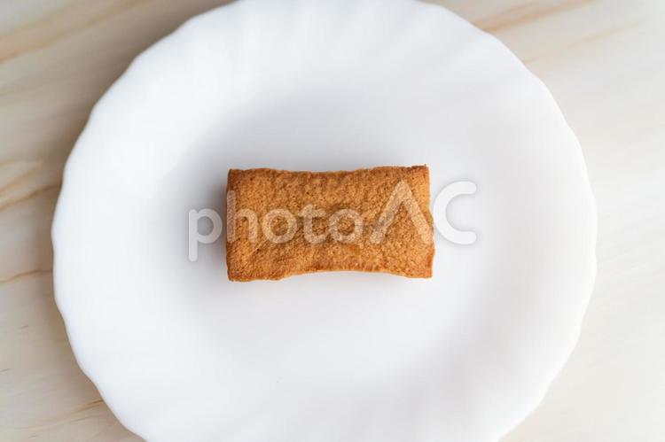 白皿にひとつのフィナンシェ② フィナンシェ,焼き菓子,スイーツの写真素材