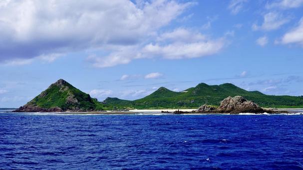 海から見た沖縄県伊是名島の風景 海から見た沖縄県伊是名島の風景 伊是名,海,空の写真素材