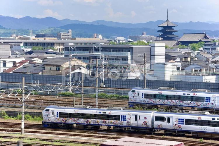 関空特急はるかと東寺の五重塔 東海道,新幹線,京都の写真素材