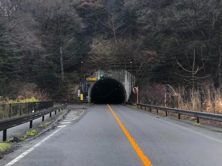 林道にあるトンネルの入り口 林道にあるトンネルの入り口 峠,トンネル,林道の写真素材