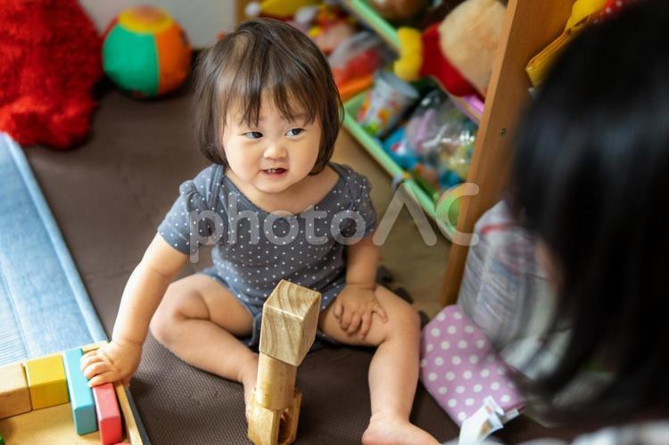 積み木で遊ぶ子ども　フリー素材無料素材写真イメージ 笑顔,積み木,子供の写真素材