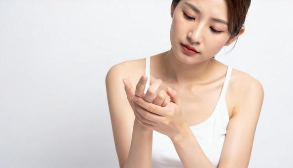 若い女性の手荒れイメージ 若い女性の手荒れイメージの写真