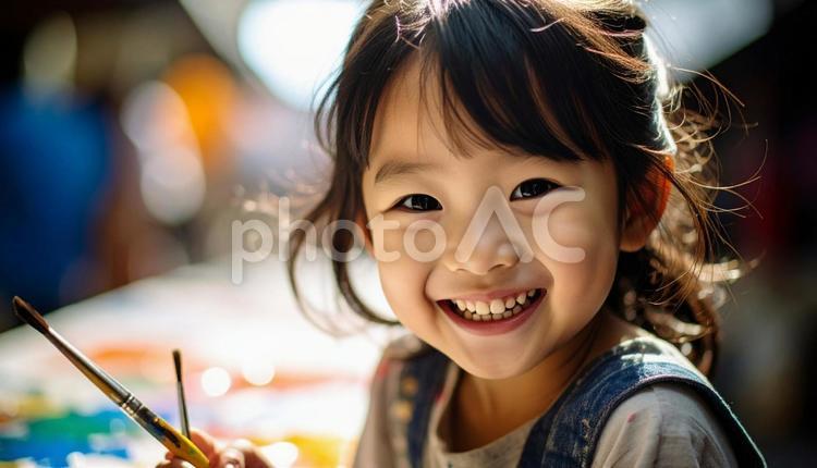 ペインティング中の日本人の子どもの笑顔 お絵描き,絵具,少女の写真素材