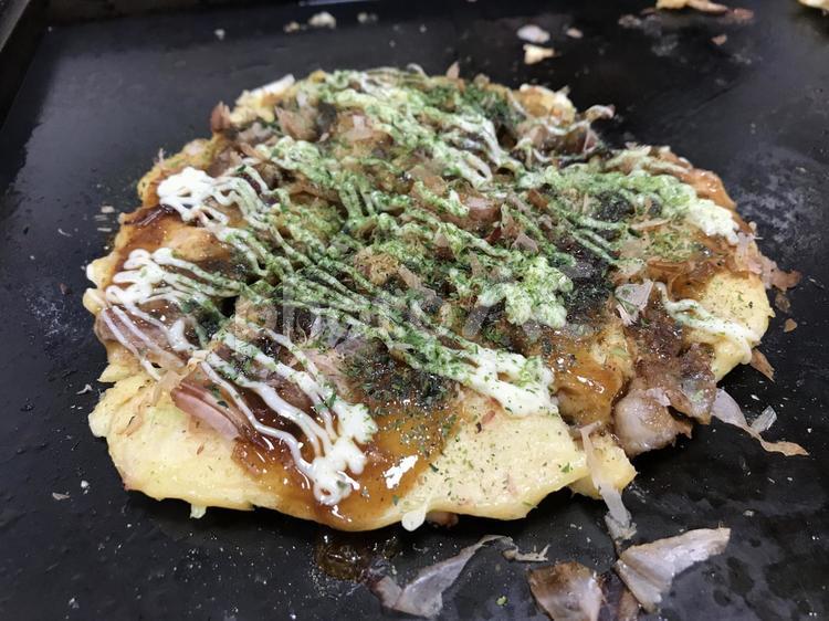 お好み焼きに青のりやマヨネーズ、ソースがかけてある フード,夕食,昼食の写真素材
