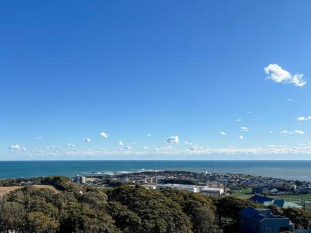 水平線の見える町並みの写真