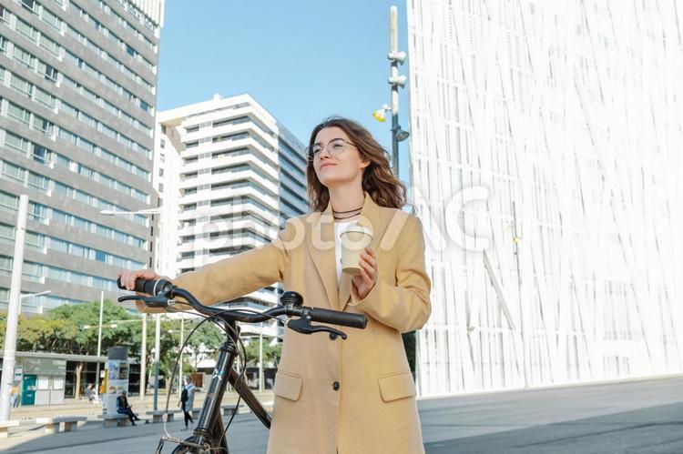 自転車を押して歩く女性 女性,自転車,押し歩くの写真素材