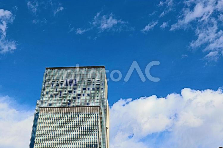 晴れた日　青い空　白い雲　高層ビル　３０ 空,背景,もくもくの写真素材