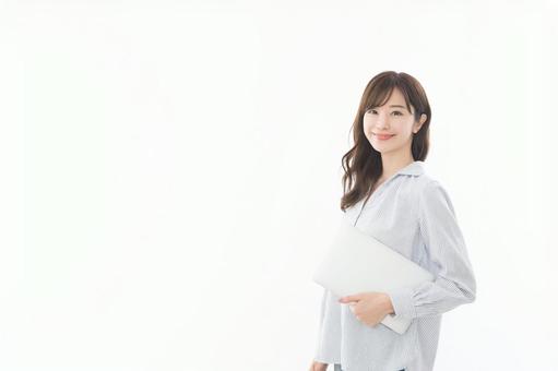 若い女性 ノートパソコン 若い女性 ノートパソコンの写真
