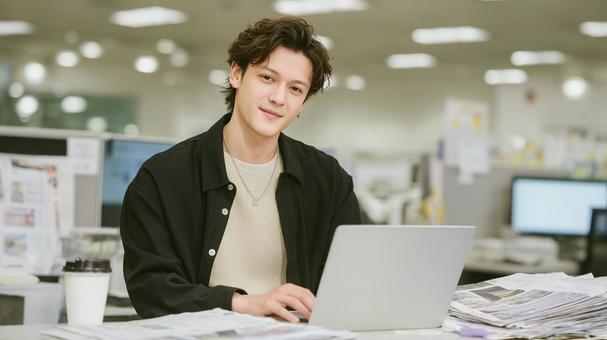 オフィスで仕事をする男性 オフィスで仕事をする男性の写真