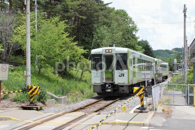 田舎を走る電車　 電車,踏切,山の写真素材