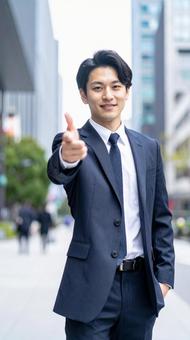 指をさすビジネスマン 指をさすビジネスマンの写真
