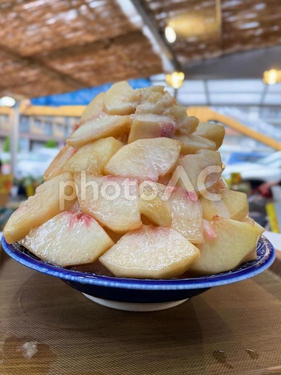 桃たっぷりかき氷 かき氷,カフェ,スイーツの写真素材