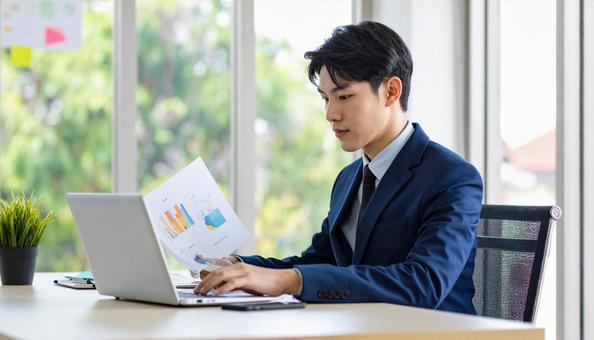資料作成・分析をするビジネスマンの写真