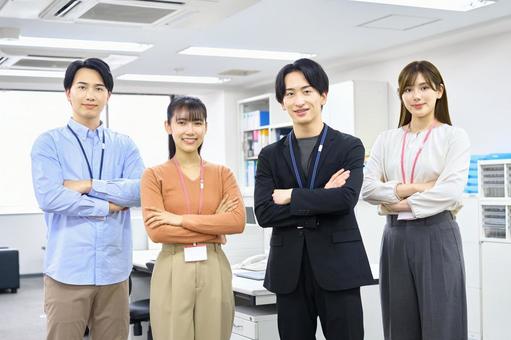 オフィスで腕組みするビジネスマン　チーム ビジネス,オフィス,ビジネスマンの写真素材