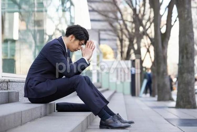 不安で悩む日本人男性ビジネスマン 不安,悩む,ビジネスマンの写真素材