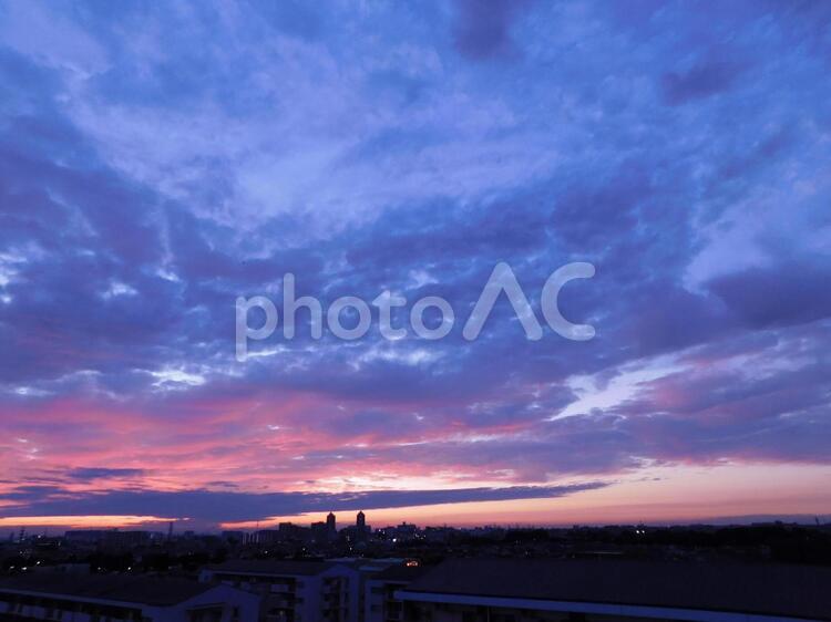 青とオレンジの混ざり合う雲 空,夕日,夕の写真素材
