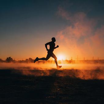 ゴールを目指して走るランナーのシルエット ゴールを目指して走るランナーのシルエットの写真