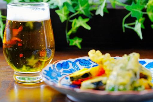ビールと野菜の天ぷら ビールと野菜の天ぷら ビール,晩酌,天ぷらの写真素材