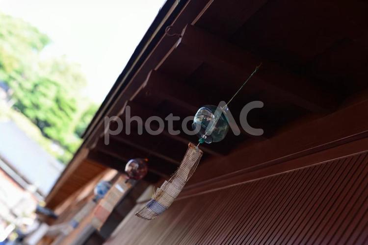 木造建築と風鈴 木造建築,風鈴,夏の写真素材