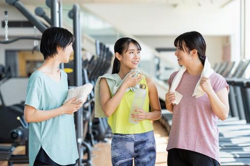 ジムでトレーニングする若い女性 ジム,フィットネス,女性の写真素材