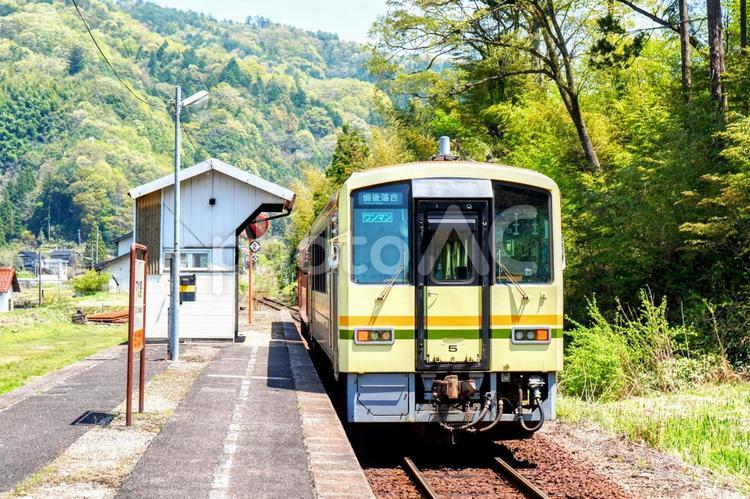 木次線下久野駅に停車する備後落合行き列車 木次線,鉄道,雲南の写真素材