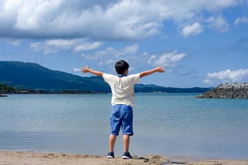 <Material> A boy playing energetically in the sea in midsummer, JPG <Material> A boy playing energetically in the sea in midsummer, JPG