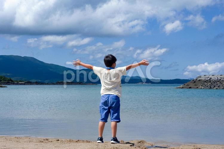 ※＜素材＞真夏の海で元気に遊ぶ男の子 子供,男性,人物の写真素材