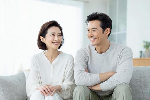 穏やかな笑顔で向き合う夫婦 穏やかな笑顔で向き合う夫婦の写真