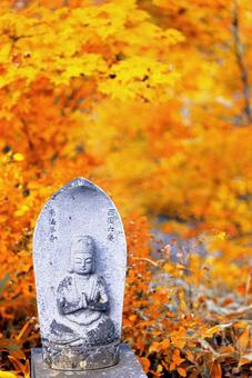 紅葉とお地蔵様 お地蔵様,地蔵,紅葉の写真素材
