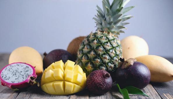 南国フルーツ　マンゴー、パイナップルの写真