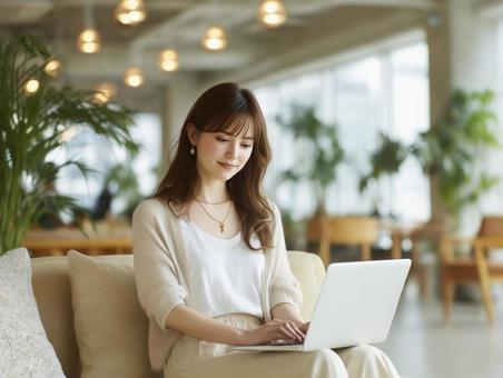 ウッド調のオフィス空間で仕事をする女性の写真