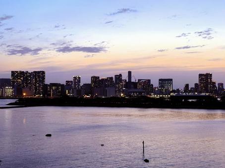夕暮れのお台場から見た東京の景色 夕暮れのお台場から見た東京の景色 夕方,マジックアワー,都会の写真素材