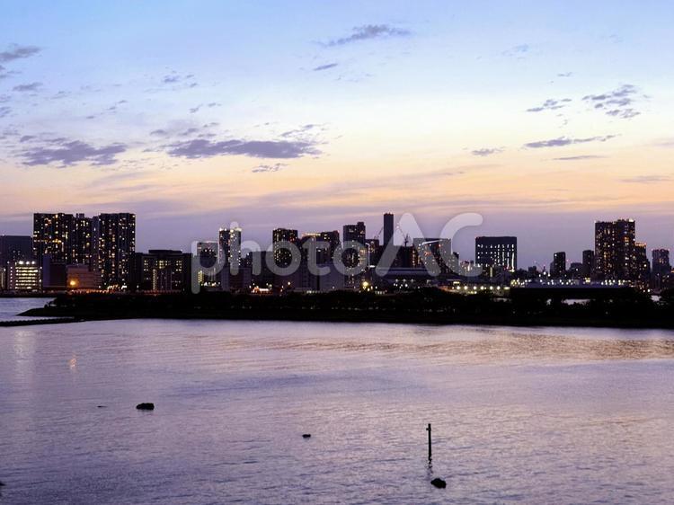 夕暮れのお台場から見た東京の景色 夕方,マジックアワー,都会の写真素材