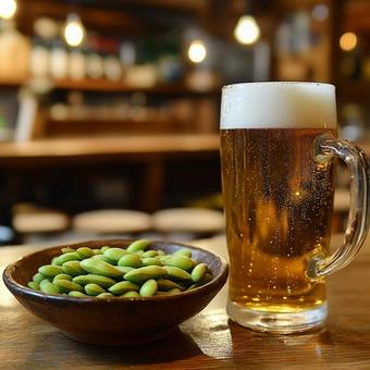 居酒屋で楽しむ枝豆と生ビールの晩酌 居酒屋で楽しむ枝豆と生ビールの晩酌の写真