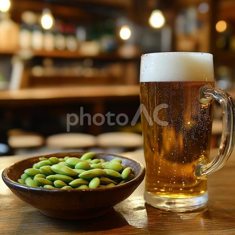 居酒屋で楽しむ枝豆と生ビールの晩酌 枝豆,ビール,ジョッキの写真素材